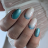 Pose d'ongles en amandes avec le vernis semi permanent Cat Eye Laguna, vert émeraude