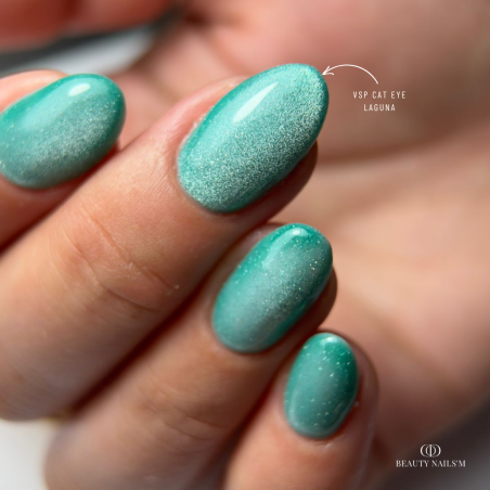 Pose d'ongles en amandes avec le vernis semi permanent Cat Eye Laguna, vert émeraude