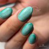 Pose d'ongles en amandes avec le vernis semi permanent Cat Eye Laguna, vert émeraude