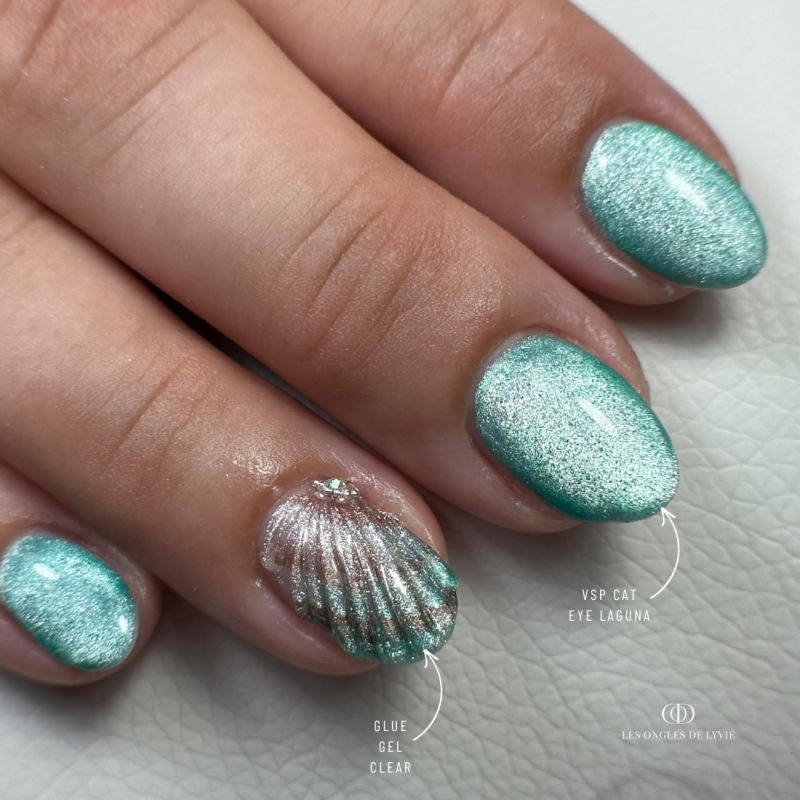 Pose d'ongles en amandes avec le vernis semi permanent Cat Eye Laguna, vert émeraude