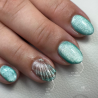 Pose d'ongles en amandes avec le vernis semi permanent Cat Eye Laguna, vert émeraude