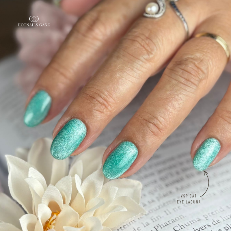 Pose d'ongles en amandes avec le vernis semi permanent Cat Eye Laguna, vert émeraude