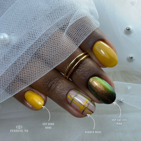 Pose d'ongles en amandes avec le vernis semi permanent Cat Eye Mira, caméléon 9D