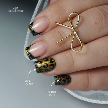 Pose d'ongles carrée avec le vernis semi permanent Cat Eye Mira, caméléon 9D