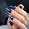 Pose d'ongles en amandes avec le vernis semi permanent Dark Night, bleu nuit