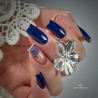 Pose d'ongles carrée avec le vernis semi permanent Dark Night, bleu nuit