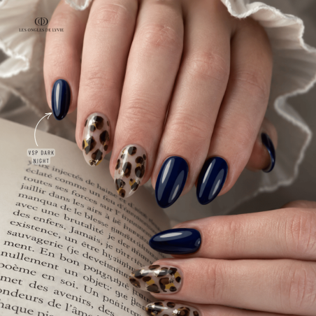 Pose d'ongles en amandes avec le vernis semi permanent Dark Night, bleu nuit