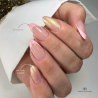 Pose d'ongles en amandes avec le vernis semi permanent Camelia, rose pêche pastel
