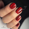 Pose d'ongles ovale avec le vernis semi permanent Cat Eye Glowing, rouge rubis