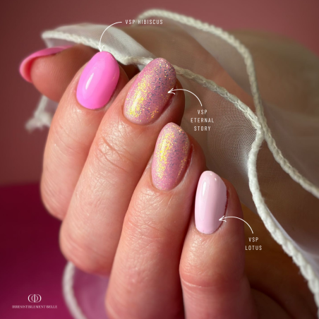 Pose d'ongles ovale avec le vernis semi permanent Eternal Story, rose irisé doré