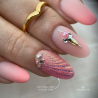 Pose d'ongles en amandes avec le vernis semi permanent Eternal Story, rose irisé doré