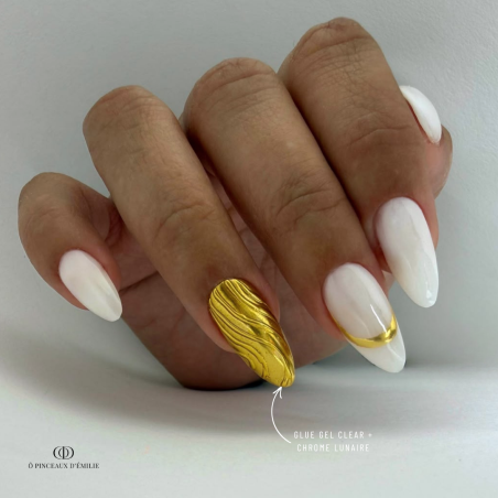 Pose d'ongles en amandes avec le pigment chrome Lunaire, or intense
