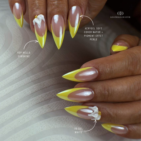 Pose d'ongles en stilettos avec le 3d gel white