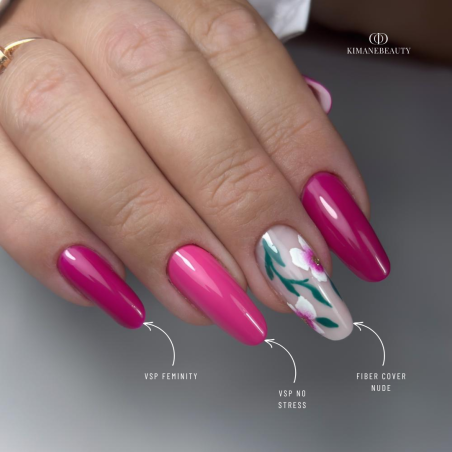 Pose d'ongles en amandes avec le vernis semi permanent Feminity, rose