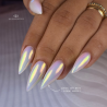 Pose d'ongles en stilettos avec le pigment Aurora 1, miroir doré holographique