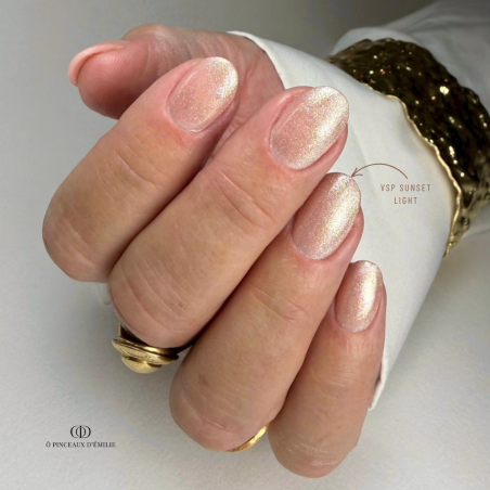 Pose ovale avec le vernis semi permanent Sunset Light, pastel orange irisé