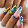 Pose d'ongle en amandes avec le gel paint Art Line Blue