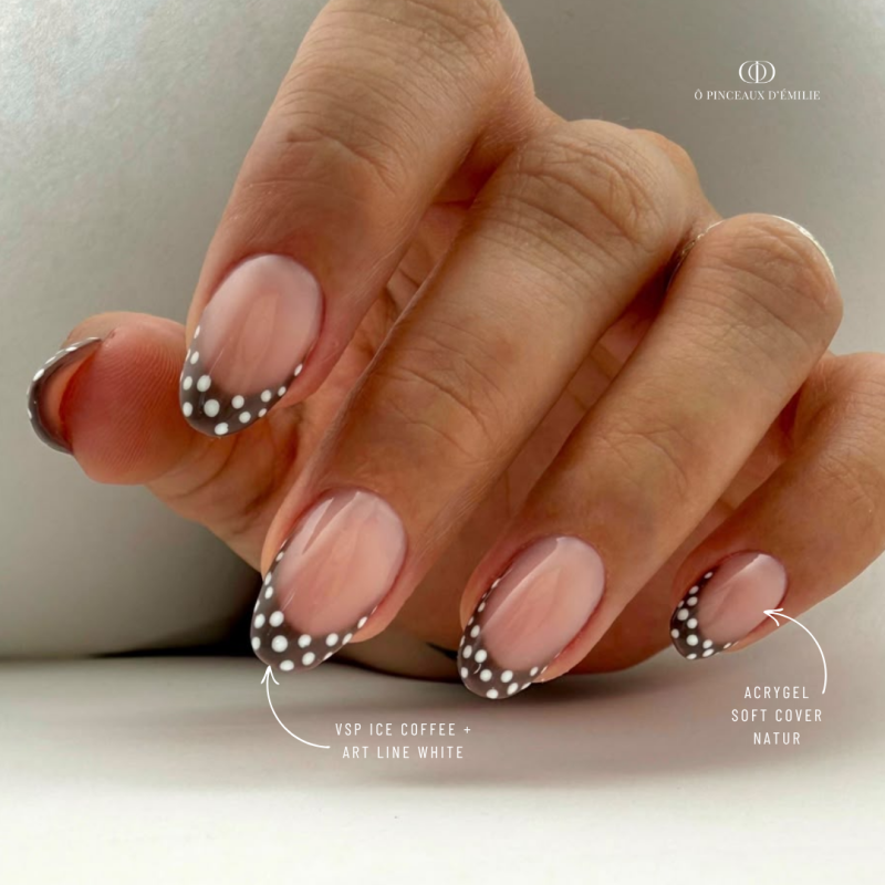Pose d'ongles en amandes avec le vernis semi permanent Ice Coffee, marron taupe