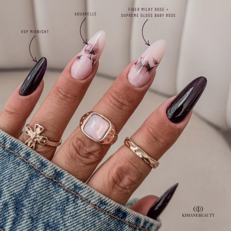 Pose d'ongles en amandes avec le vernis semi permanent Midnight, aubergine foncé