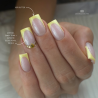 Pose carrée avec le vernis semi permanent Butter, jaune pastel
