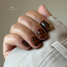 Pose ovale avec le vernis semi permanent Expresso, marron brun froid