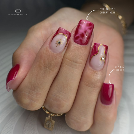 Pose d'ongles carrée avec le vernis semi permanent Lady In Red, rouge rose