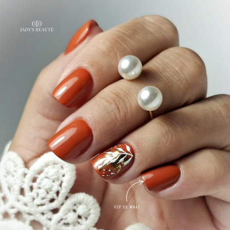 Pose ovale avec le vernis semi permanent So What, orange brique
