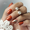 Pose ovale avec le vernis semi permanent So What, orange brique