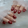 Pose d'ongles ovale avec la finition Supreme Gloss Gold, pailletée dorée
