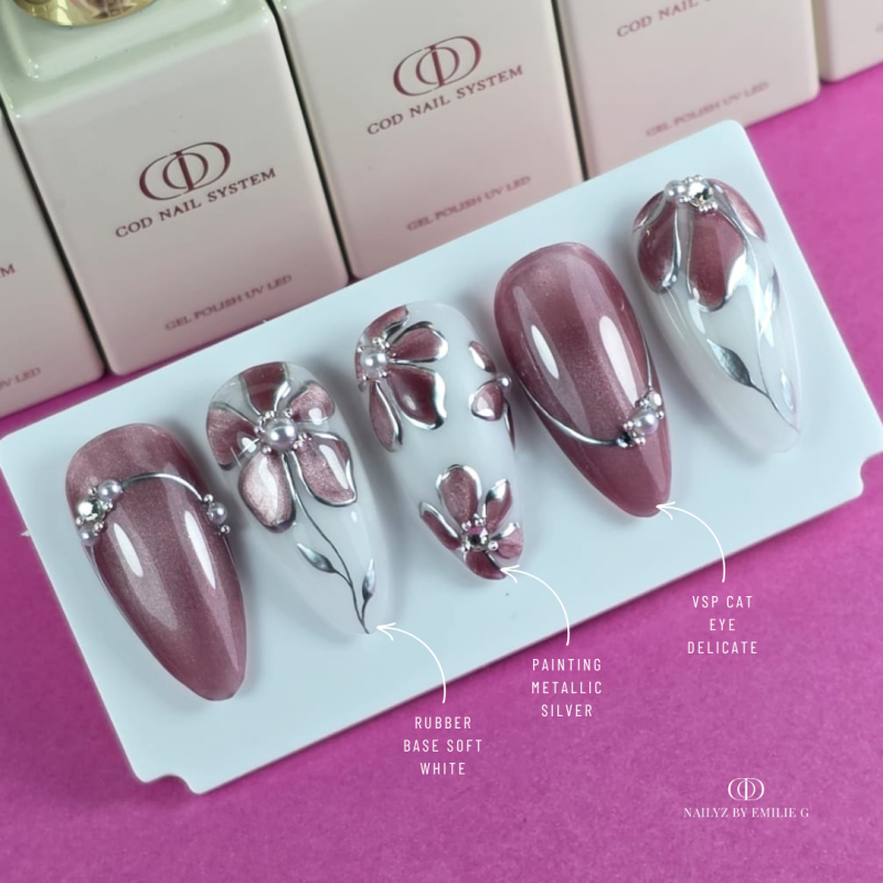 Capsules d'ongles avec la Rubber Base Soft White, blanc laiteux