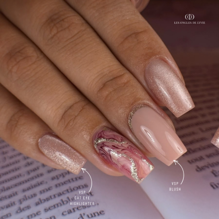 Pose d'ongles avec le vernis semi permanent Cat Eye Blush, beige rosé