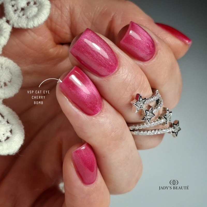 Pose d'ongles gainage avec le vernis semi permanent Cat Eye Cherry Bomb, rouge rosé soie
