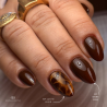 Pose d'ongles en amandes avec le vernis semi permanent Cat Eye Elixir, marron chocolat chaud cuivré