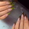 Pose d'ongles en stilettos avec le vernis semi permanent Pure Matcha, vert matcha intense