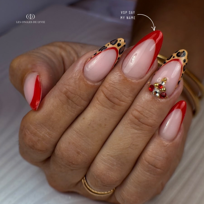 Pose d'ongles en amandes avec le vernis semi permanent Say My Name rouge coquelicot