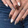 Pose d'ongles en amandes avec le vernis semi permanent Brown Sugar, marron chaud