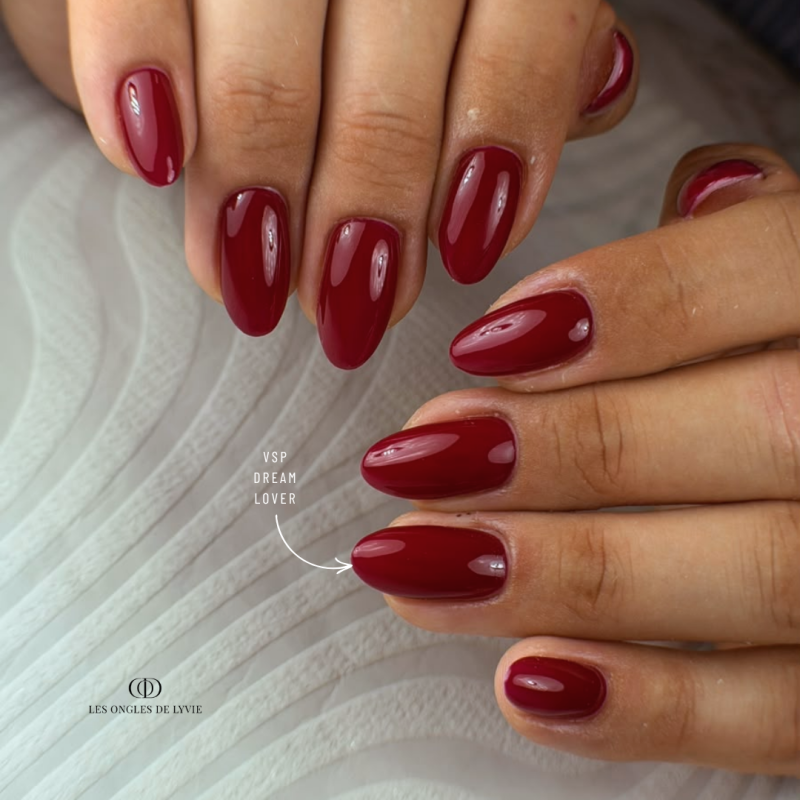 Pose en amandes avec le vernis semi permanent Dream Lover rouge cerise
