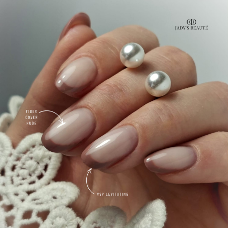 Pose d'ongles en amandes avec le vernis semi permanent Levitating, marron taupe