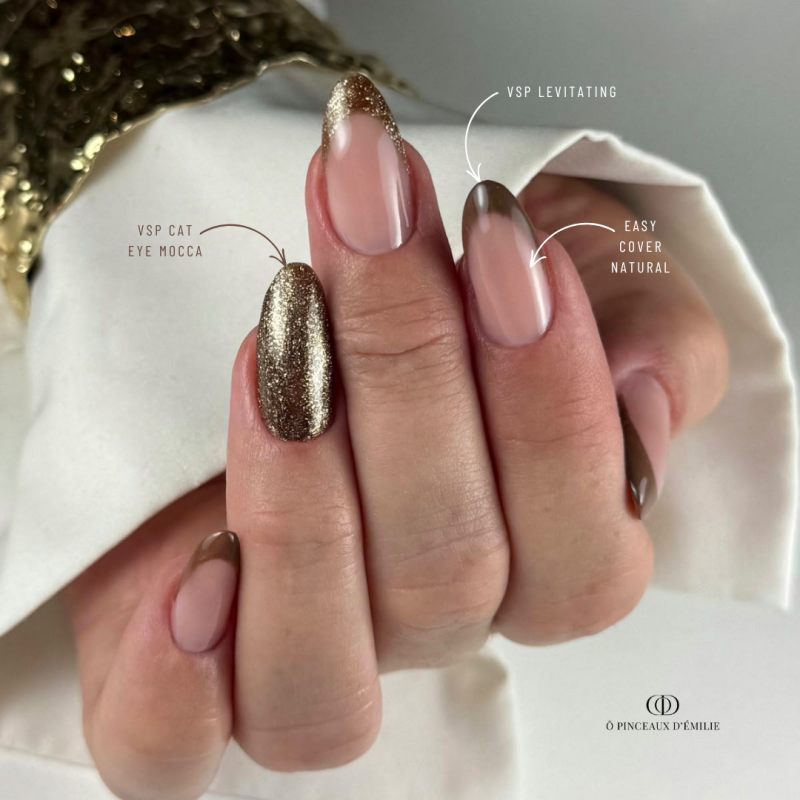Pose d'ongles ovale avec le vernis semi permanent Cat Eye Mocca, marron foncé doré