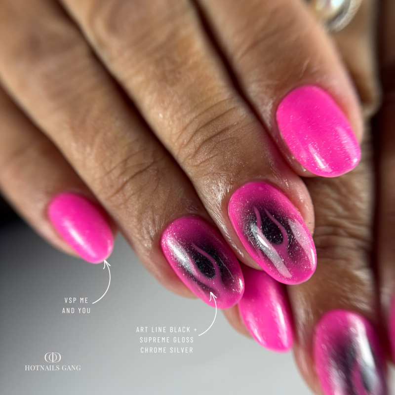 Pose d'ongles ovale avec la finition Supreme Gloss  Chrome  Silver, effet chrome