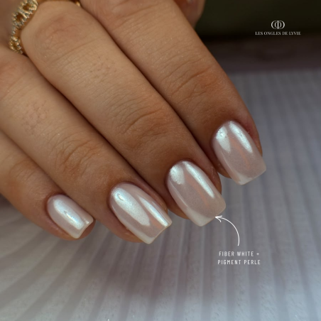 Pose d'ongles carrée avec le Pigment Effet Perle
