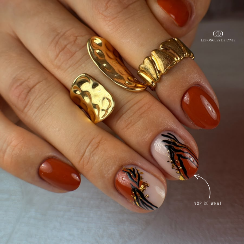 Pose ovale avec le vernis semi permanent So What, orange brique