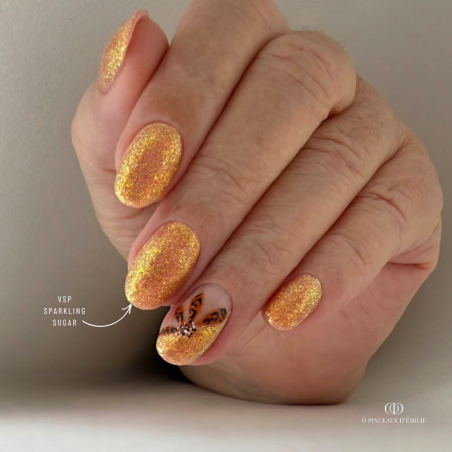 Pose ovale avec le vernis semi permanent Sparkling Sugar, mermaid orange doré