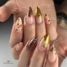 Pose d'ongles en amandes avec le pigment chrome Lunaire, or intense