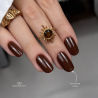 Pose d'ongles en amandes avec le vernis semi permanent Brown Sugar, marron chaud
