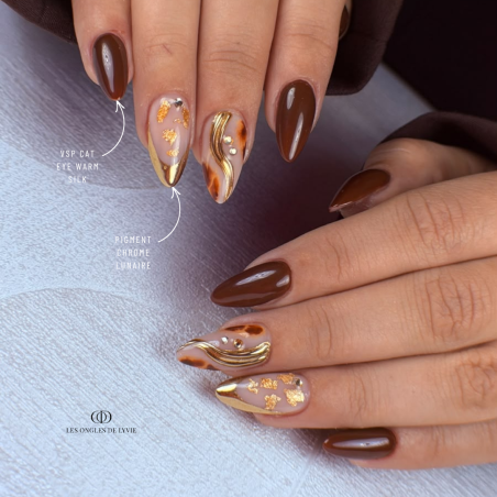 Pose d'ongles en amandes avec le vernis semi permanent Brown Sugar, marron chaud