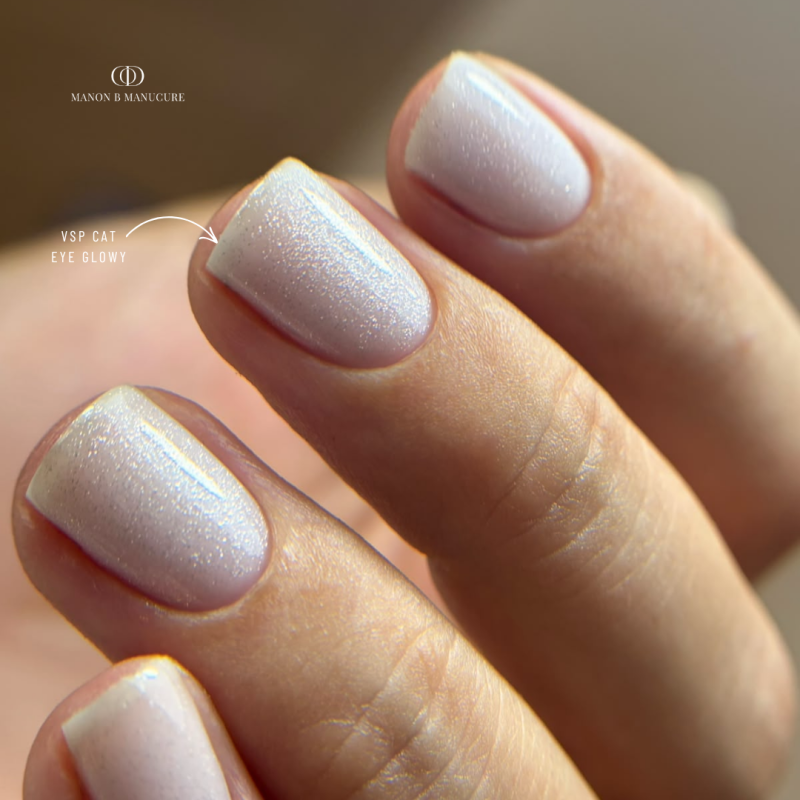 Pose carrée avec le vernis semi permanent Cat Eye Glowy nude gris beige