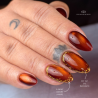 Pose en amandes avec le vernis semi permanent Cat Eye Macchiato, brun cuivré doré caramel