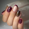 Pose ovale avec le vernis semi permanent Madame, bordeaux violine foncé