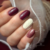 Pose ovale avec le vernis semi permanent Madame, bordeaux violine foncé